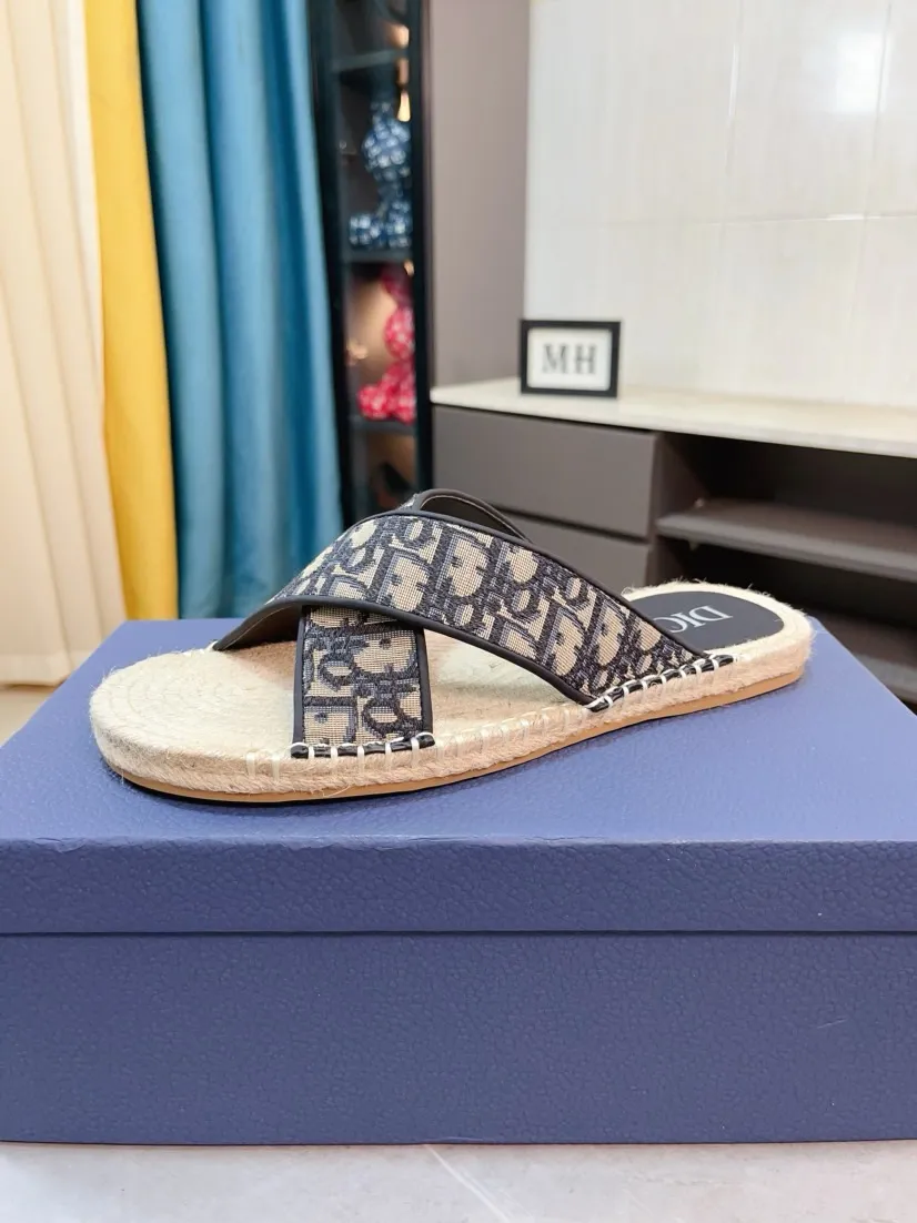 Men's men's shoes💰320🌸🌸High-end version. DIOR💁Men's slippers, high-end and upscale [strong][strong], compare quality at counters. The upper is hand-drawn, a combination of native hemp and raw rubber sole [strong][strong], breathable and non-slip outsole [rose][rose], breathable and comfortable lambskin lining, density 100% comfortable [gift][gift], original wear-resistant code number 38-44. Can be customized 45-46-47